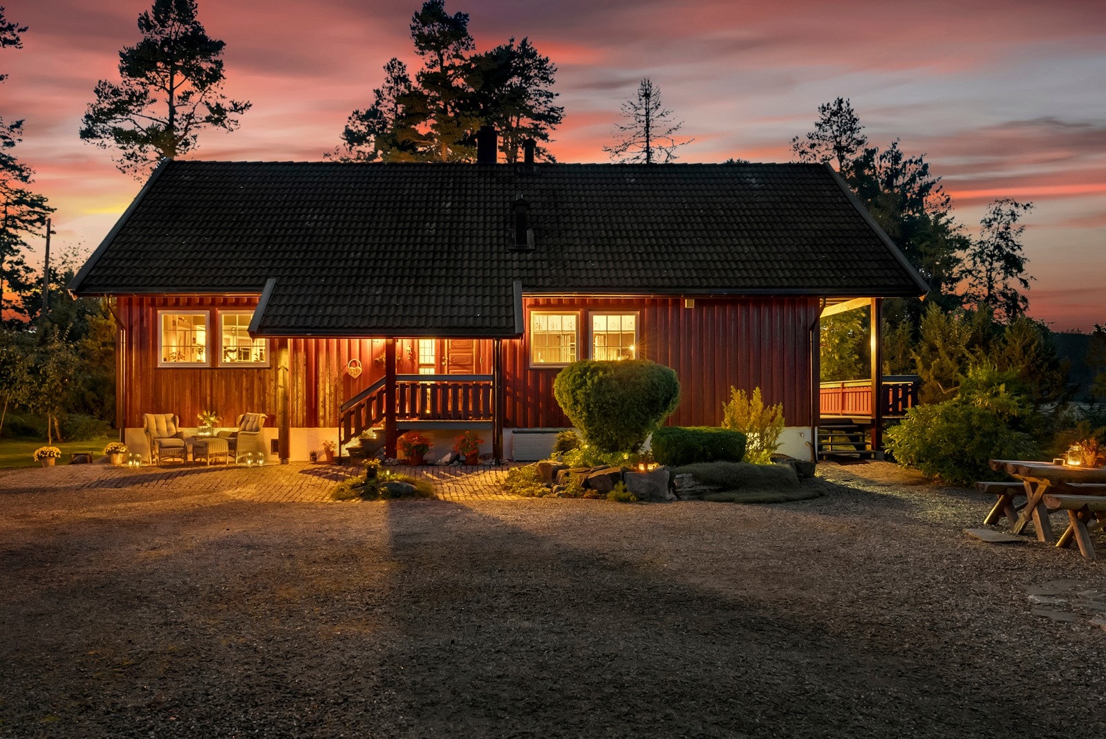 Utebelysning lager fin stemning på kveldstid. Galleribilde