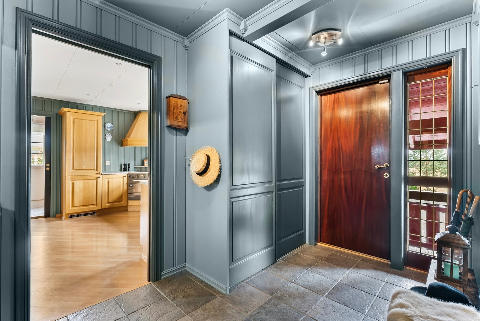 Velkommen inn. Entreen har fliser, gulvvarme og skyvedørsgarderobe. Galleribilde