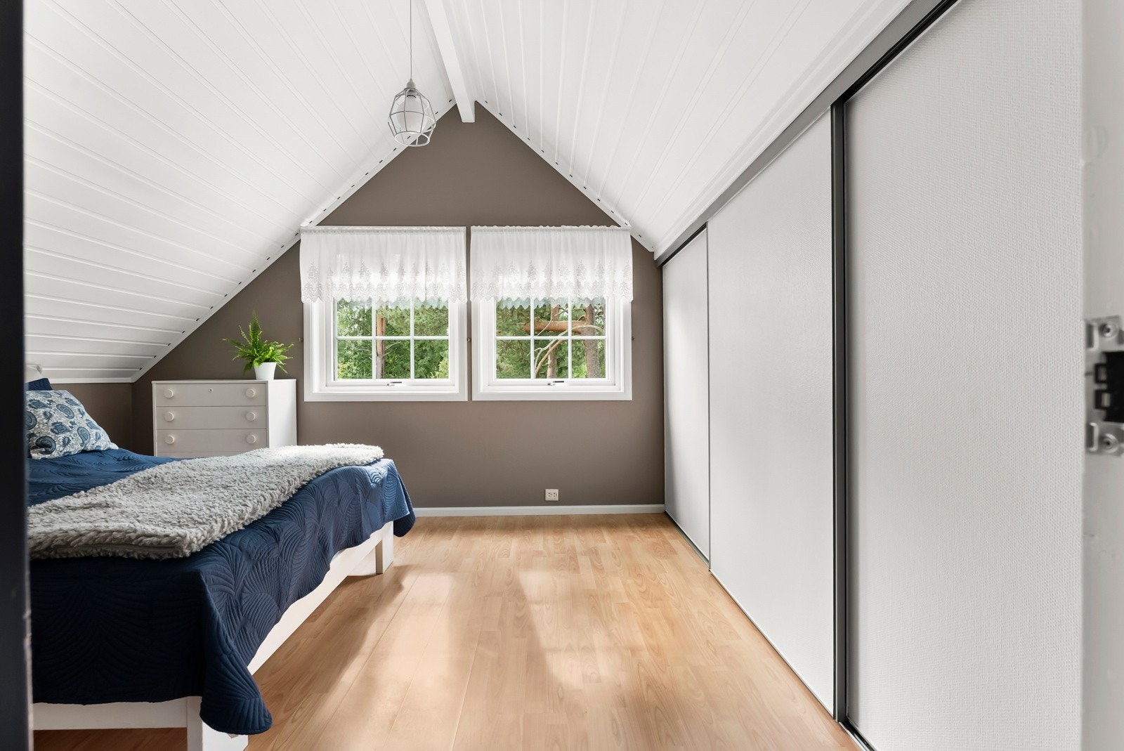Hovedsoverommet har mønet himling og en bred skyvedørsgarderobe i kneveggen. Galleribilde