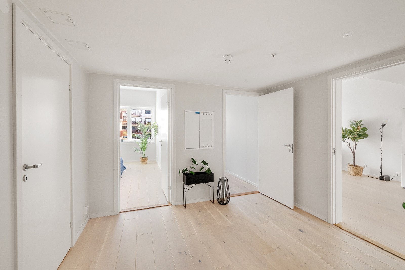 Lys og romslig gang med vannbåren gulvvarme Galleribilde