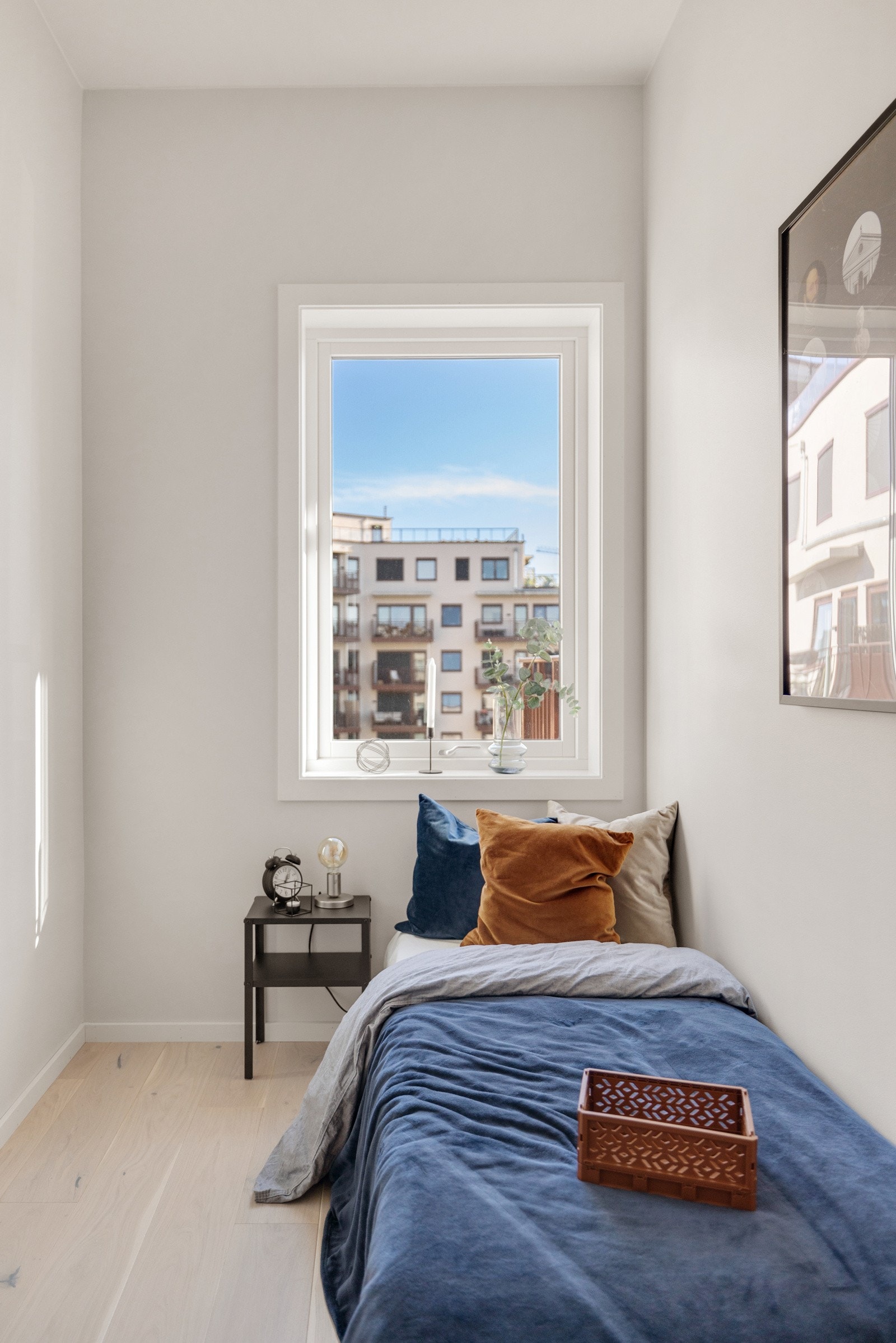 God plass til seng og diverse møblement Galleribilde