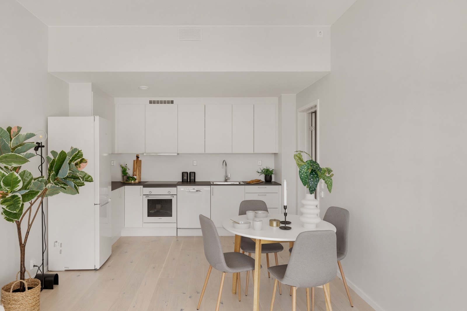 Det er god plass til spisebord i tilknytning til kjøkkenet Galleribilde