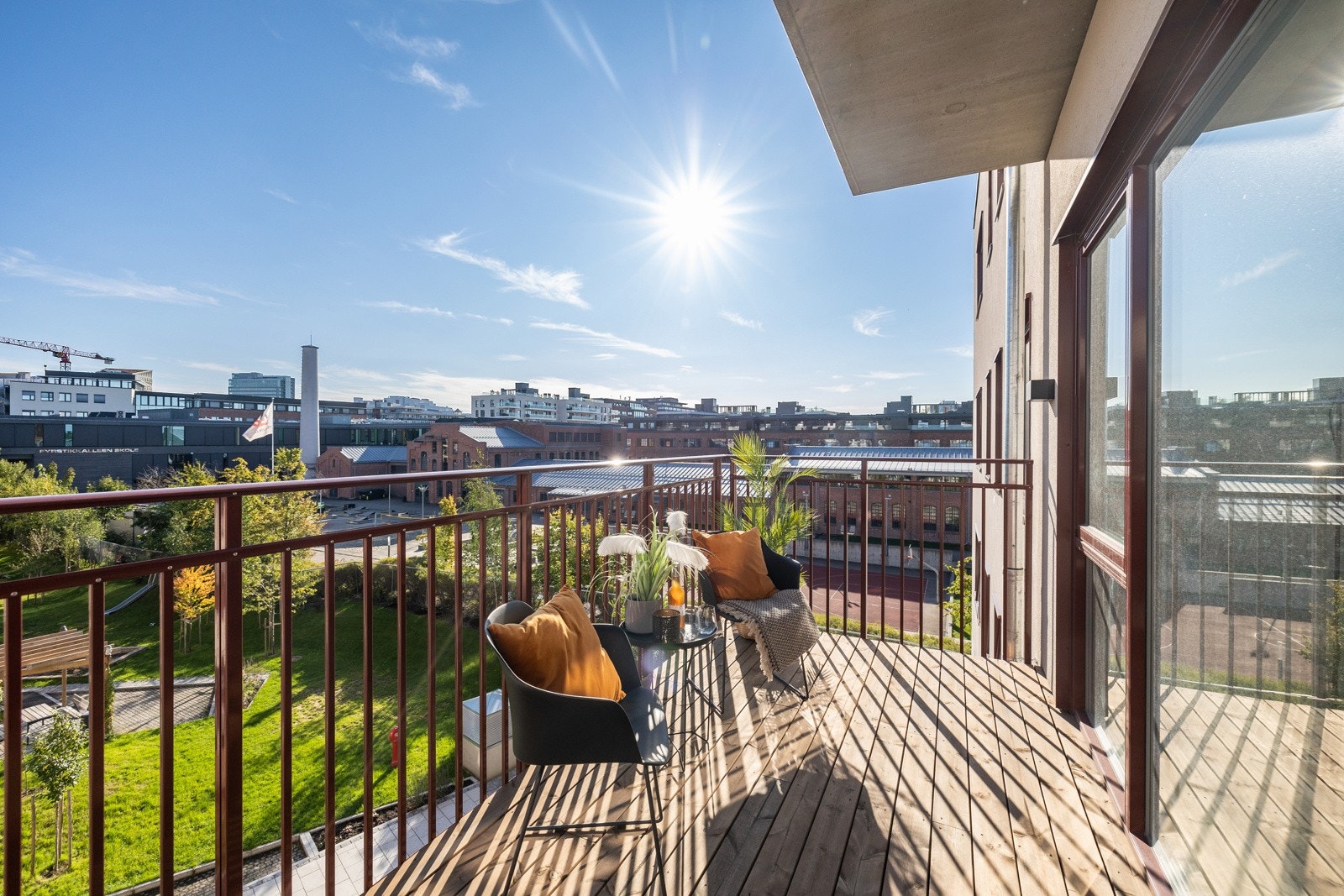 Balkongen er på ca. 9 kvm og har god plass til sittegruppe, grill og diverse beplantning Galleribilde