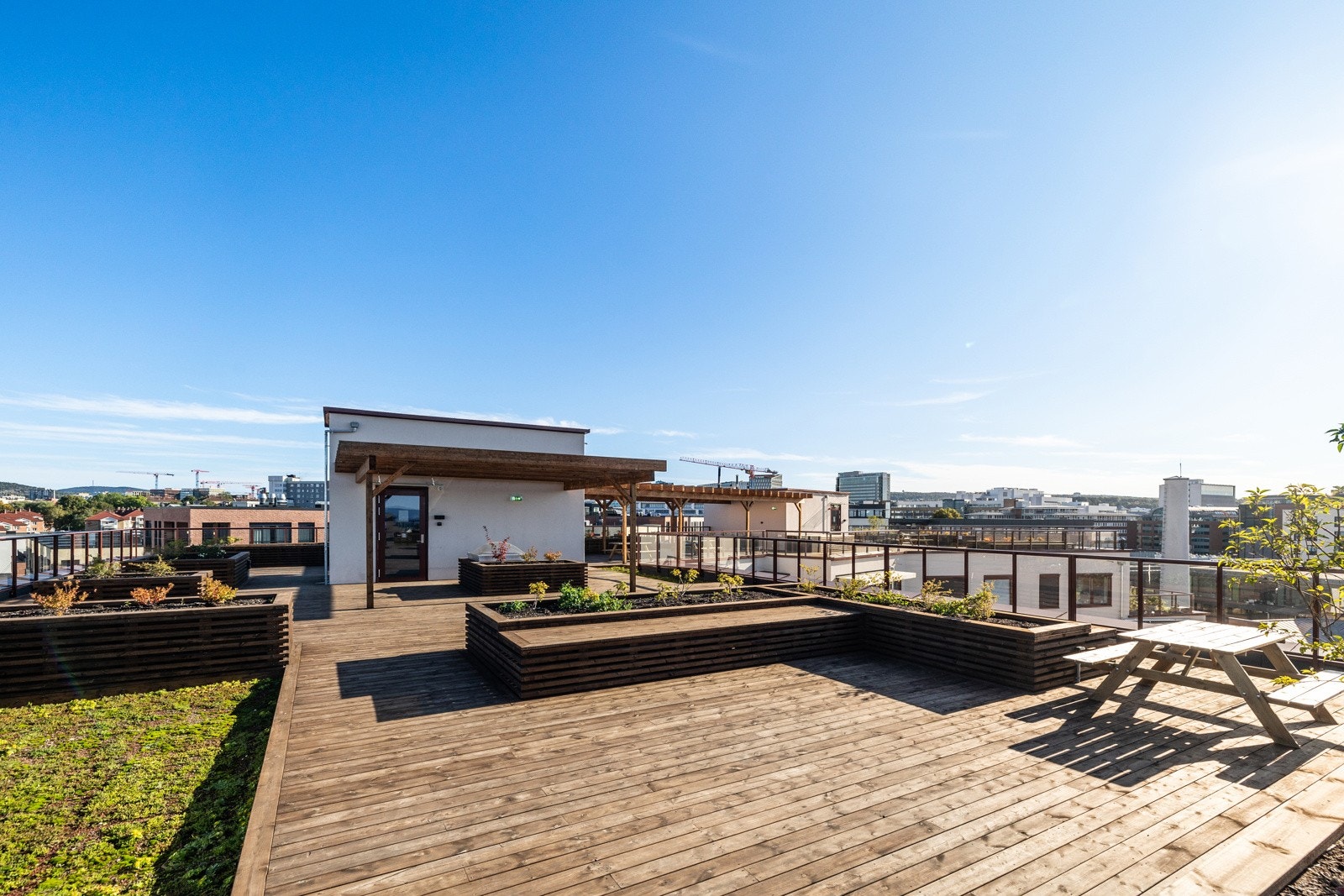 Takterrassen byr på flere sittegrupper Galleribilde