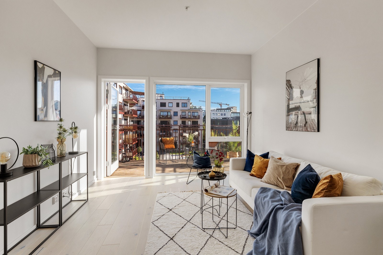 Stuen har store vindusflater som slipper inn rikelig med naturlig lys og skaper en behagelig atmosfære Galleribilde