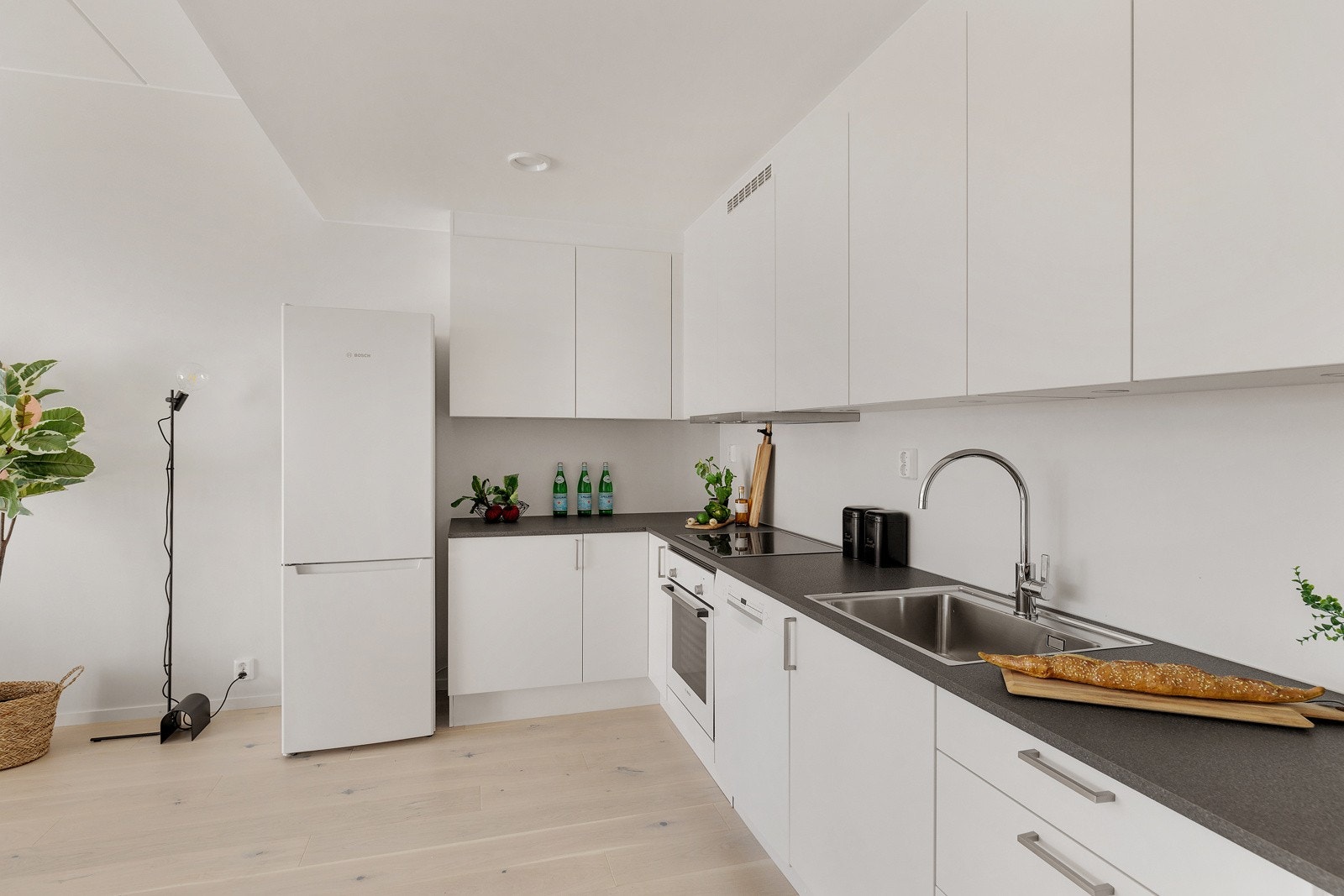 Kjøkkenet er videre utstyrt med integrert stekeovn og platetopp, samt frittstående kombi kjøl/frys og oppvaskmaskin Galleribilde