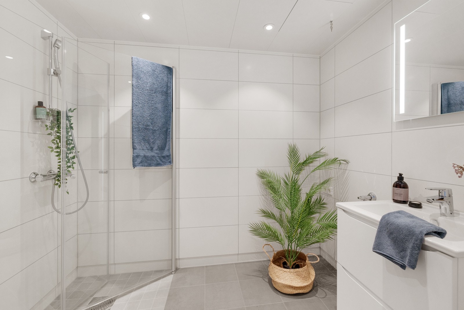 Lekkert og delikat flislagt bad med vannbåren gulvvarme Galleribilde