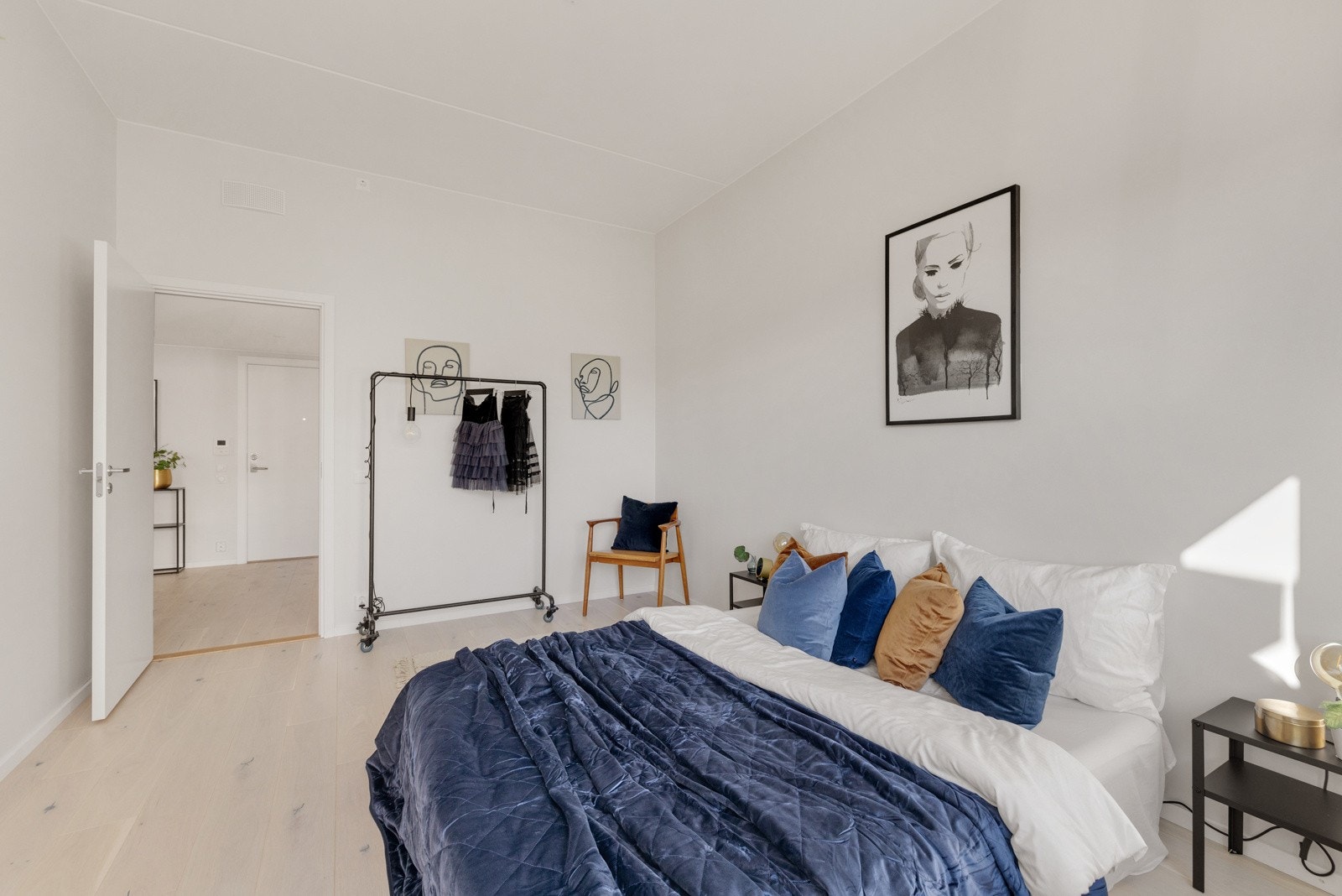 Det er god plass til dobbeltseng, nattbord og garder Galleribilde