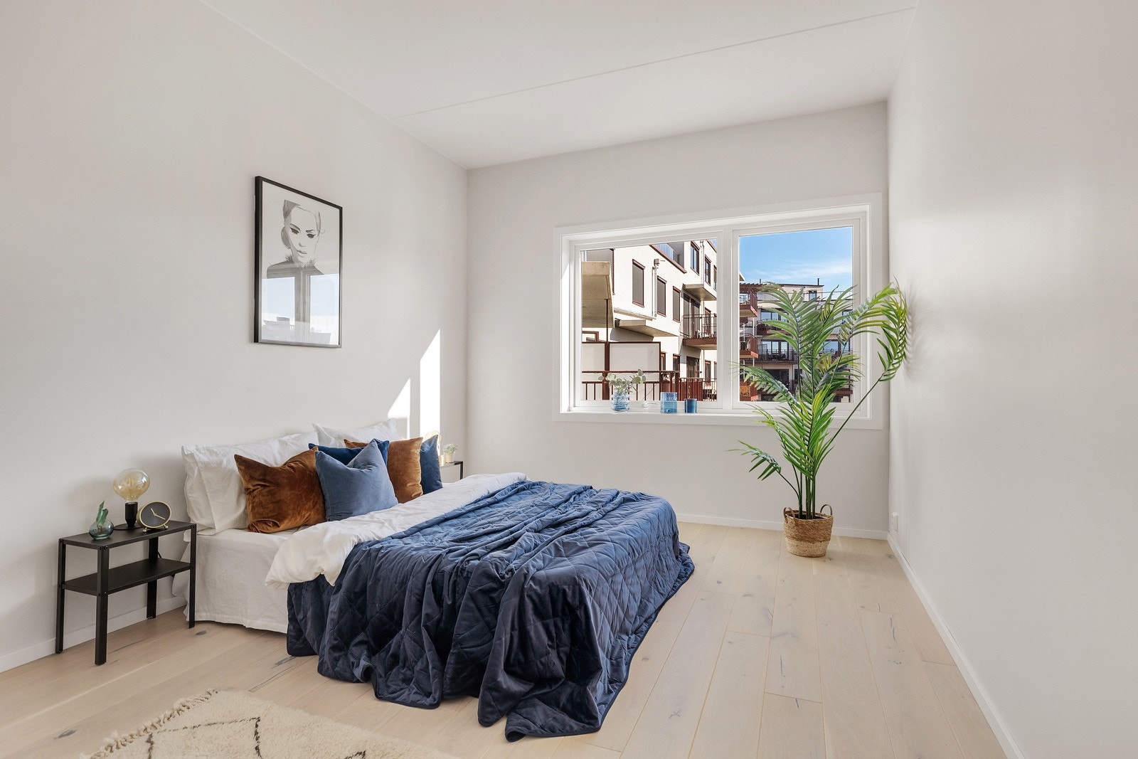 Lyst og romslig hovedsoverom med gode innredningsmuligheter Galleribilde