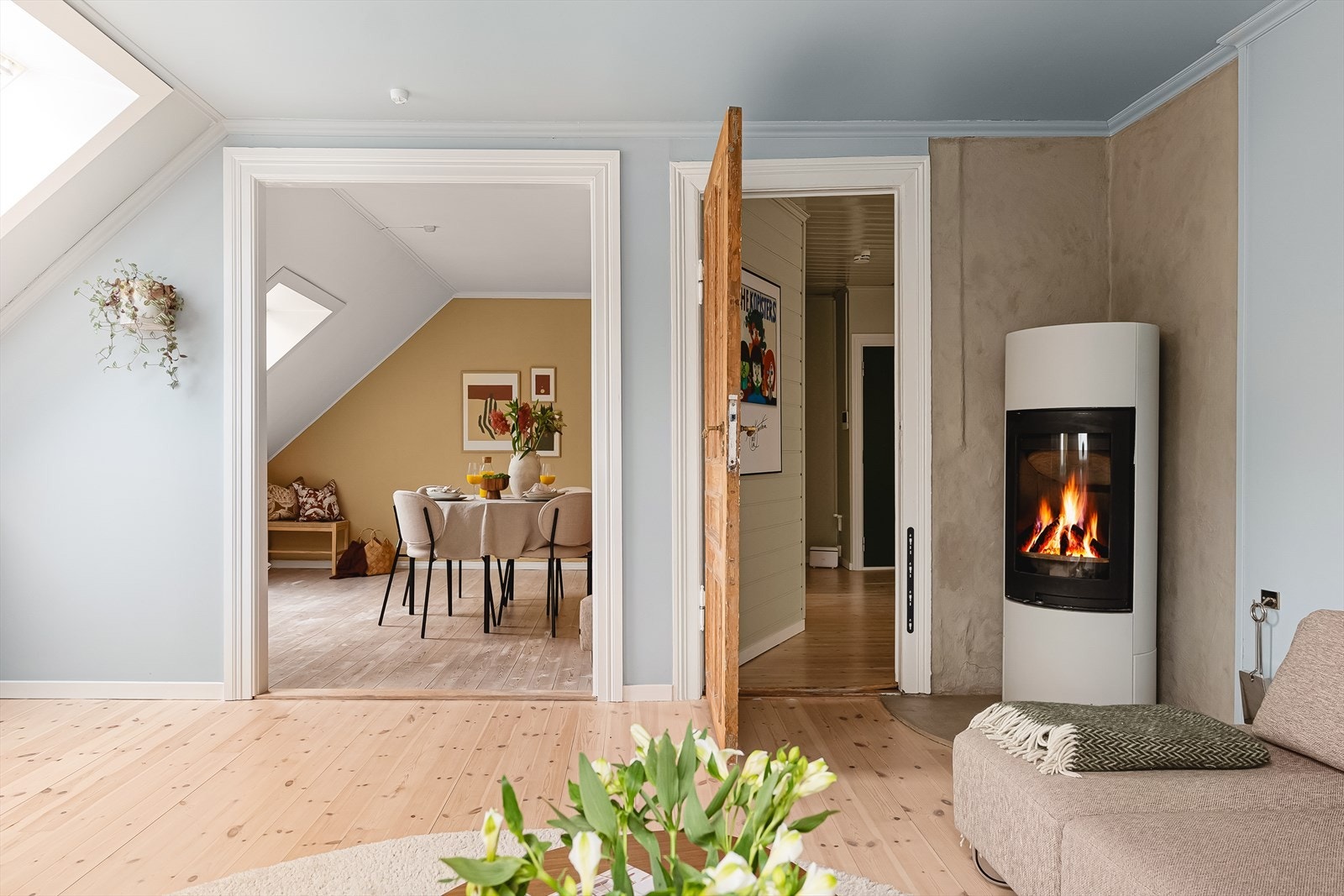 Fra stuen kan du ta turen videre inn i spisestuen. Galleribilde