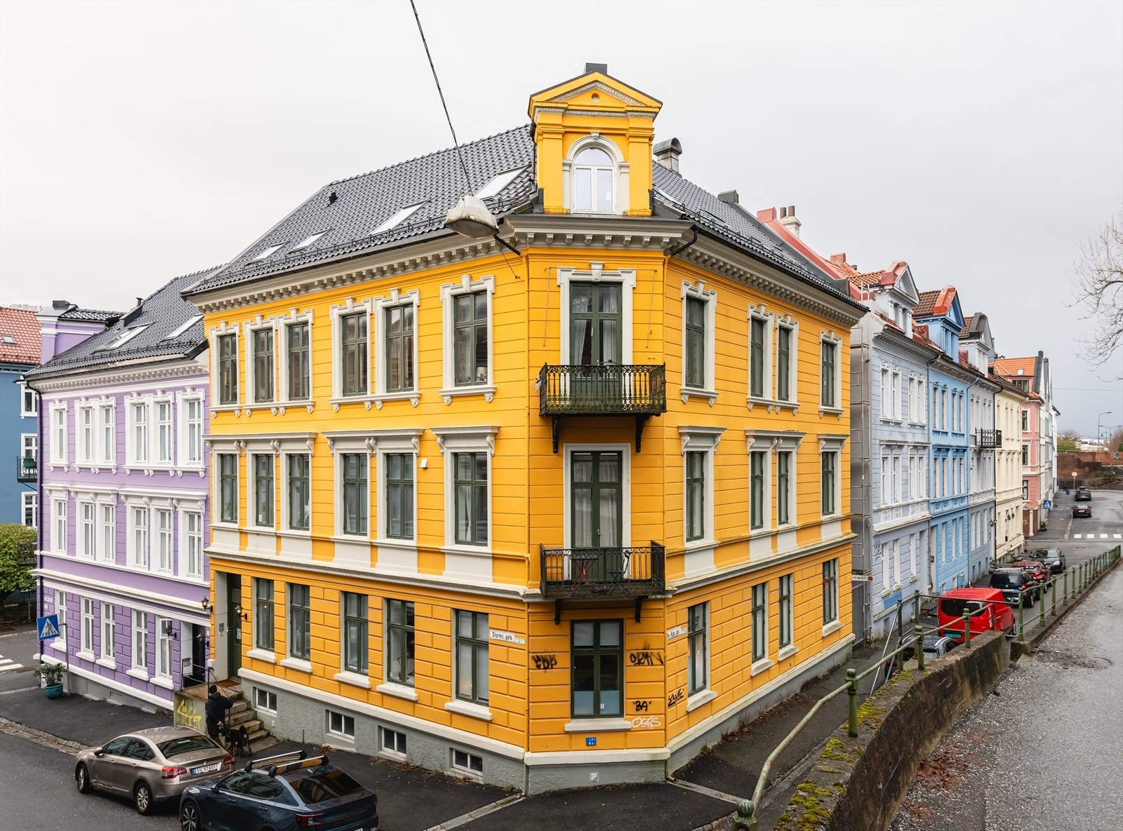 Storms gate 1 - det gule bygget på hjørnet. Galleribilde