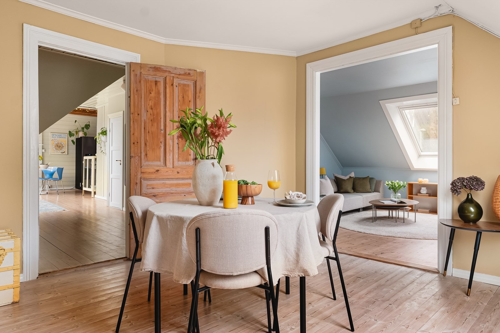 Fra spisestuen kan man følge med på hva som skjer både på kjøkkenet og i stuen. Galleribilde