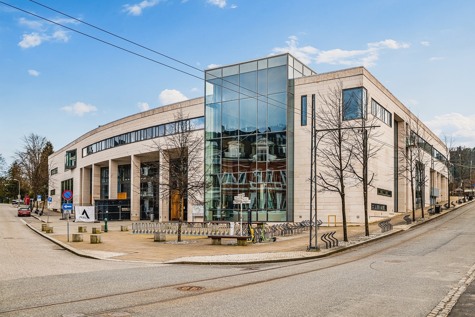 Studentsenteret ligger ca. 4-5 min fra leiligheten med treningssenter, svømmebasseng, bokhandel, kantine og kafè og Studentsamskipnaden i Bergen og karrieresenter. Galleribilde