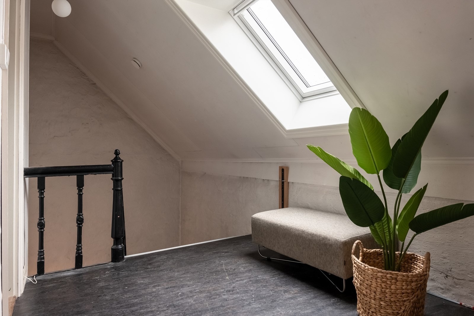 Mulighet for å sette fra seg sko, og "uteting" i oppgangen utenfor. Gjøres oppmerksom at dette ikke tilhører leiligheten, men området benyttes ikke av andre i sameiet. Galleribilde