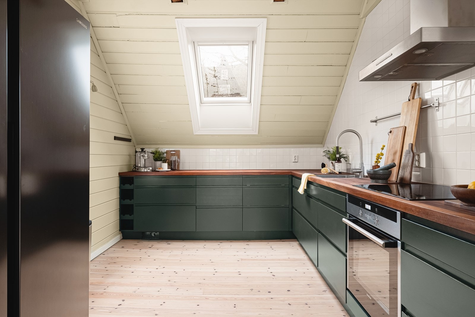 Integrerte hvitevarer: Stekeovn (Siemens), platetopp m/induksjon (Siemens), oppvaskmaskin (Siemens) og kjøleskuffer (Norcool).
Medfølgende hvitevarer: Side by side kjøleskap/frys med vann- og isbitmaskin (Samsung). Fra 2020. Galleribilde