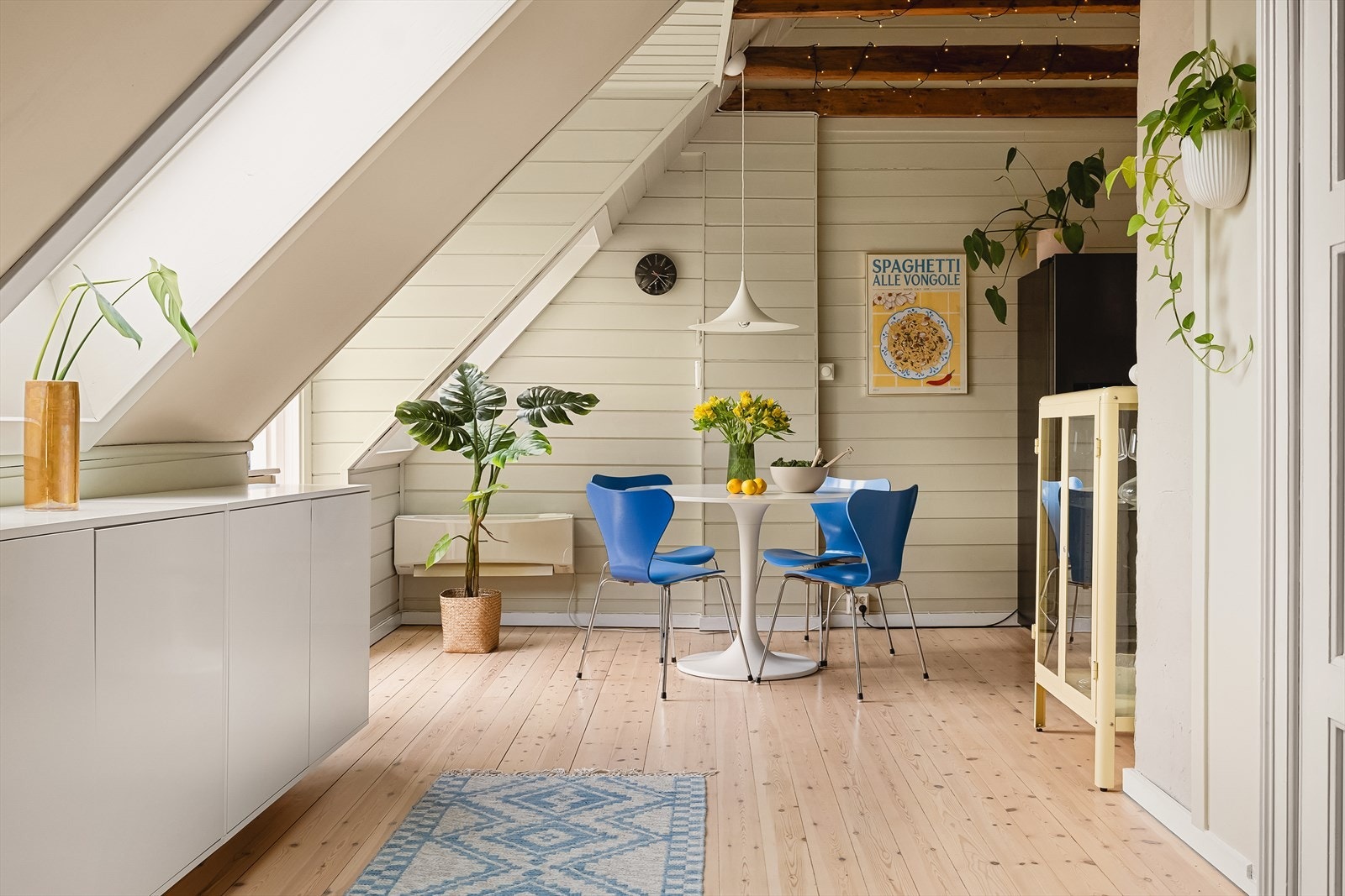 Kjøkkenet har vakkert særpreg, med synlige bjelker og en takhøyde opp til 4,36 m. Galleribilde