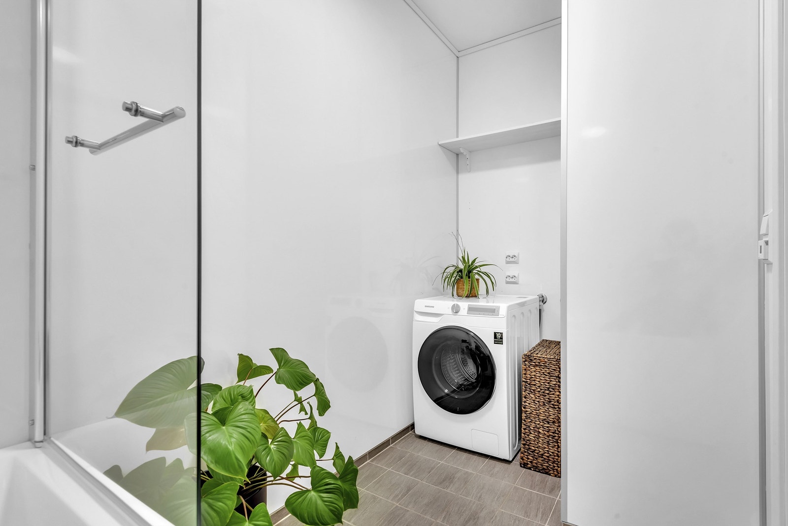 Praktisk vaskerom fra byggeår. Flislagt gulv med elektrisk gulvvarme. Vegger kledd med våtromsplater. Malt himlingflate. Opplegg for vaskemaskin. Galleribilde