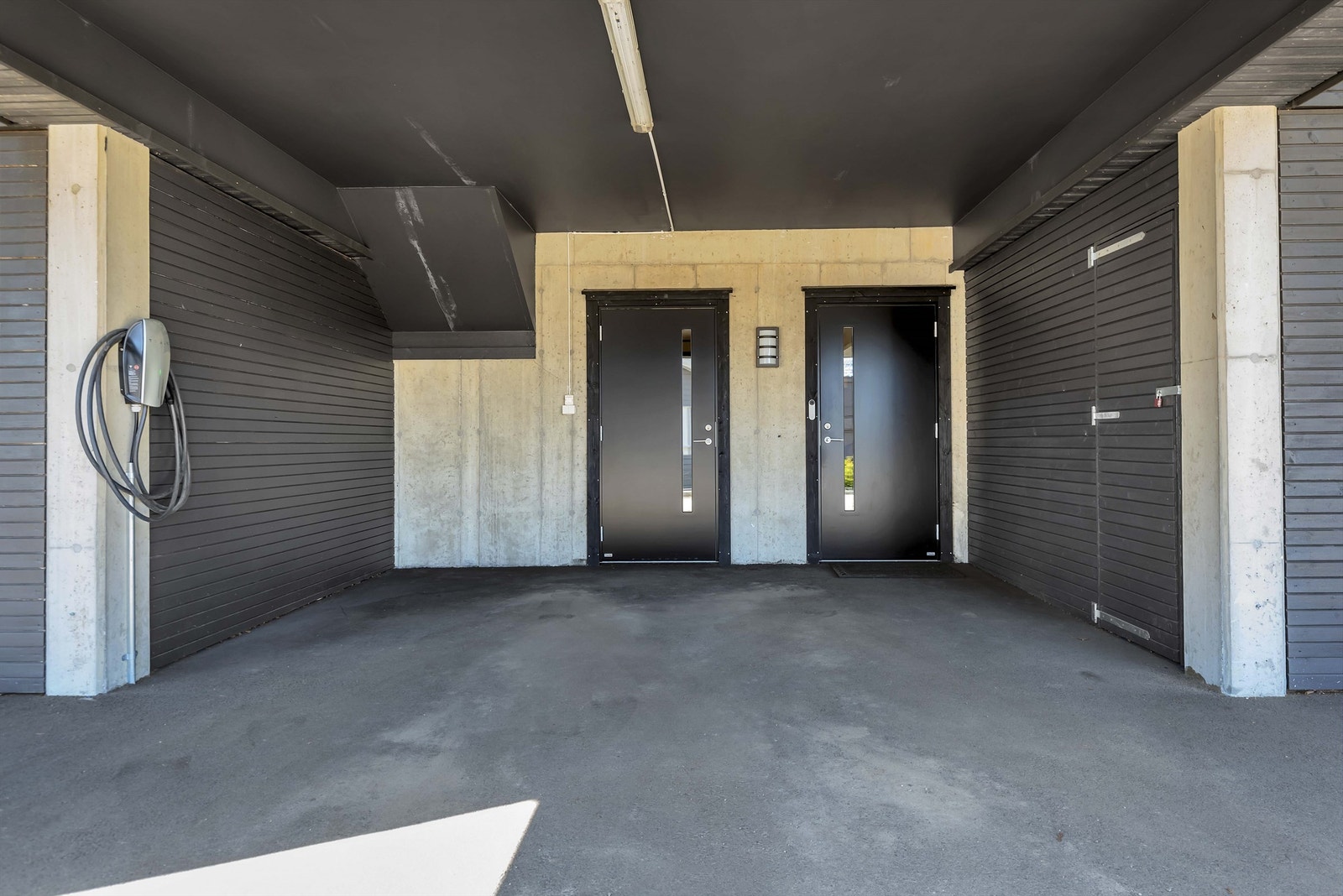 Ihht seksjoneringen har boligen biloppstillingsplass i egen carport utenfor hovedinngangen. Det er satt opp lader til el-bil. Galleribilde