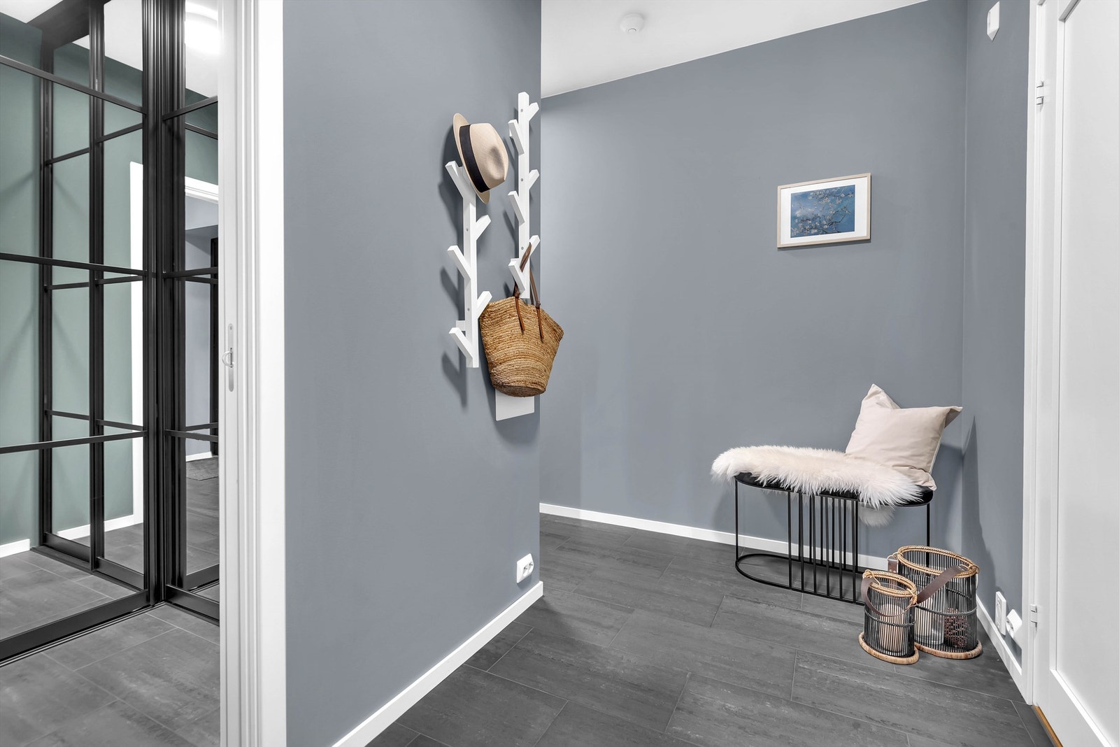 Garderobeskap med plass til ytterklær. Fra rommet er det innvendige trapper i tre som tar deg med opp til1.etasje. Galleribilde