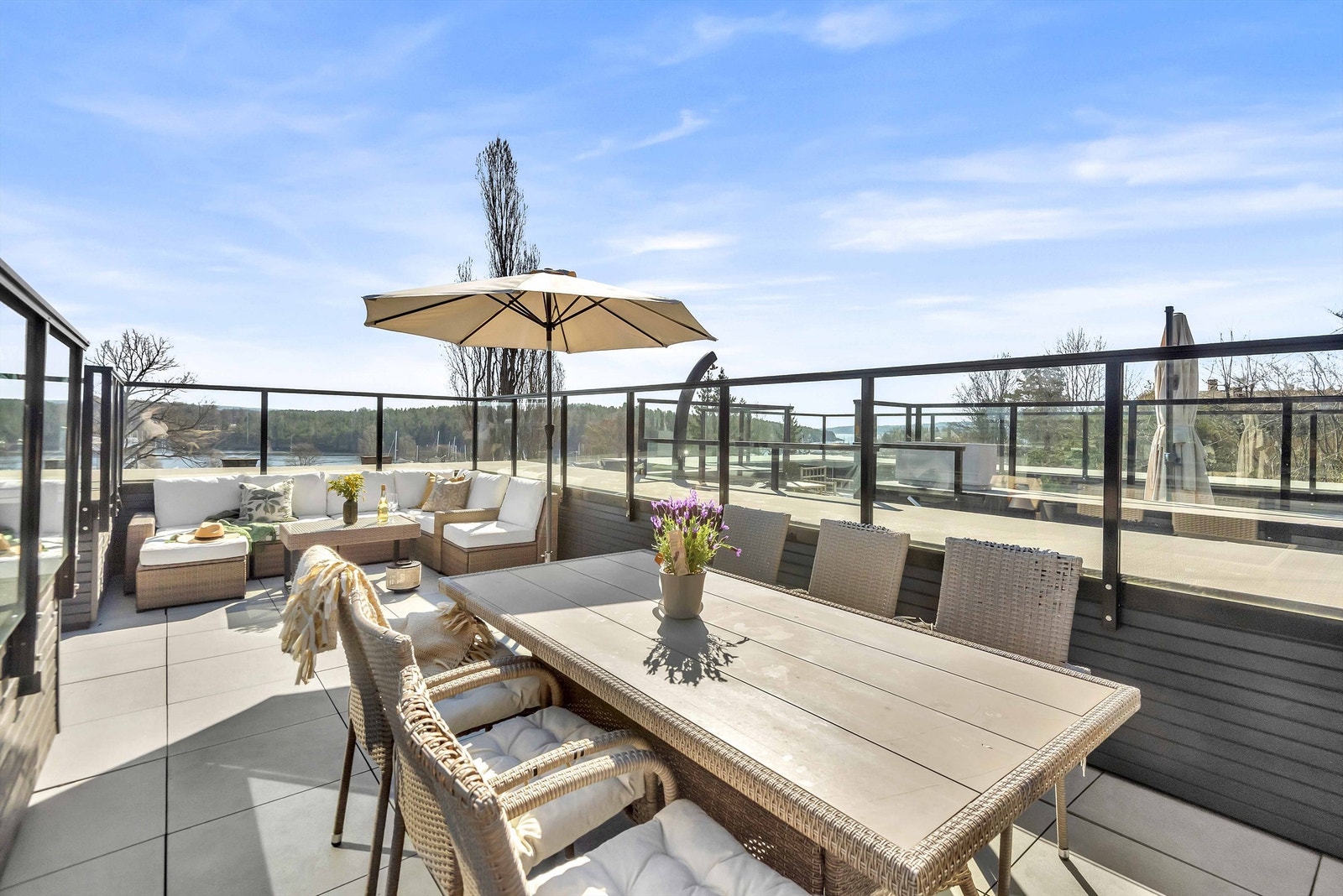 Takterrassen har godt med plass til diverse utemøbler og er yndet som et ekstra rom på solfylte sommerdager. Galleribilde