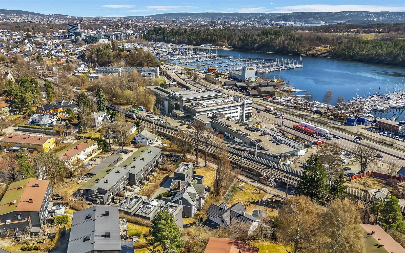 Fra Maritim Båtforening strekker det seg en lang gangvei hele veien mot Vika og Aker Brygge. Veien tas godt i bruk av folk i alle aldre året rundt. På sommerstid anbefales det å besøke Bygdøy som har flere badeplasser rundt om. Galleribilde