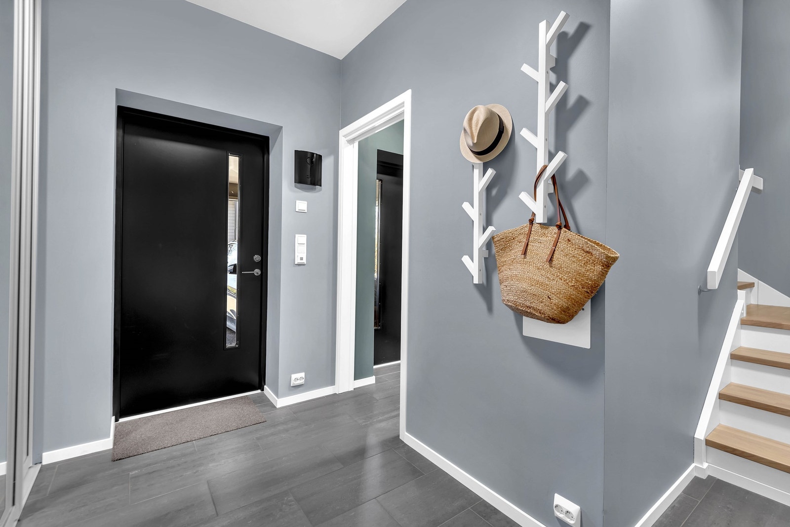 I entréen er det gulvflater belagt med fliser med elektrisk gulvvarme. Malte veggflater og himlingsflater. Galleribilde