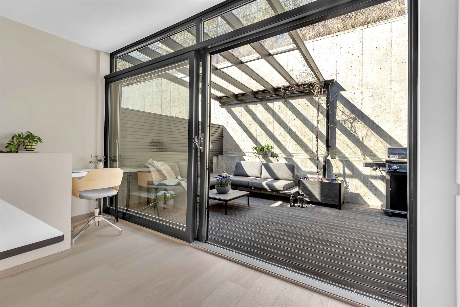 Utgang fra stue/kjøkken til delvis overbygget vest-vendt terrasse på ca 20 m2. Galleribilde