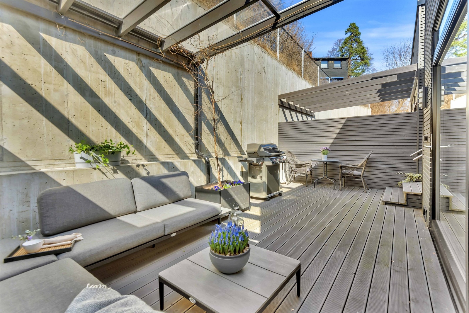 Her har du en mer skjermet uteplass. Galleribilde