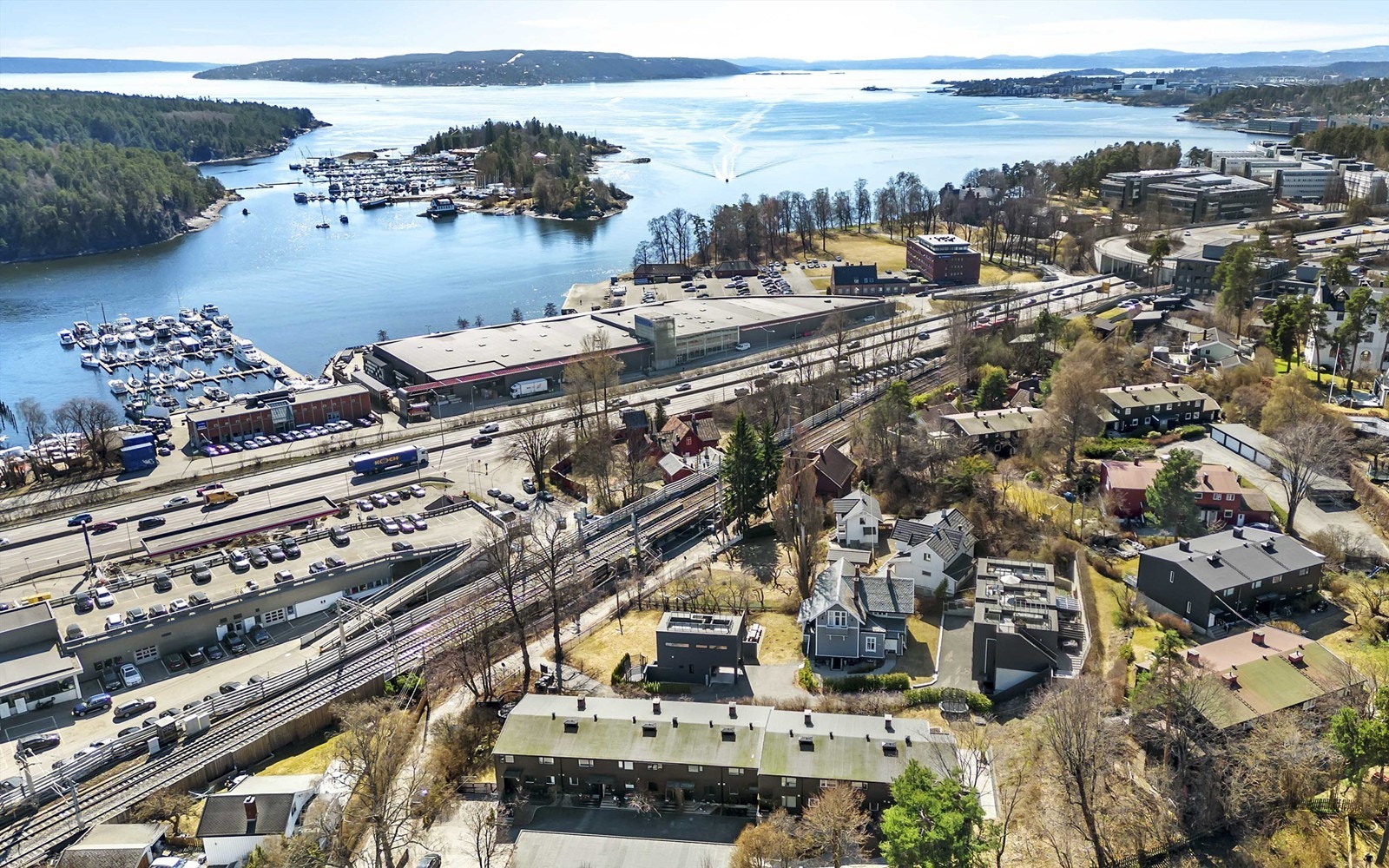 Vennersborgveien 6 D er beliggende i enden av en fellesprivat blindvei på Bygdøy/Skøyen. Galleribilde