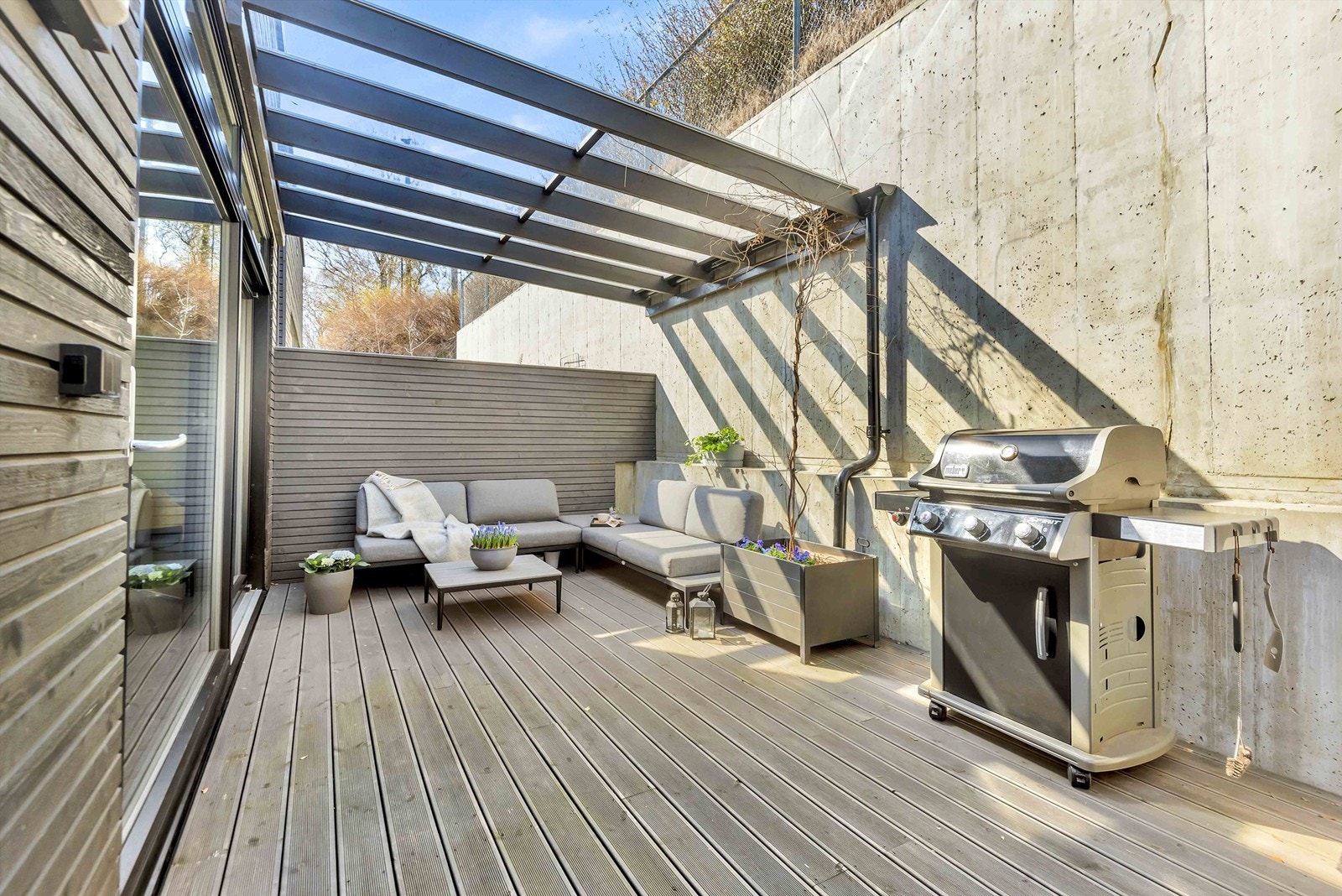 Bærende konstruksjoner av tre belagt med spalte. Utebelysning og stikkontakter. Galleribilde