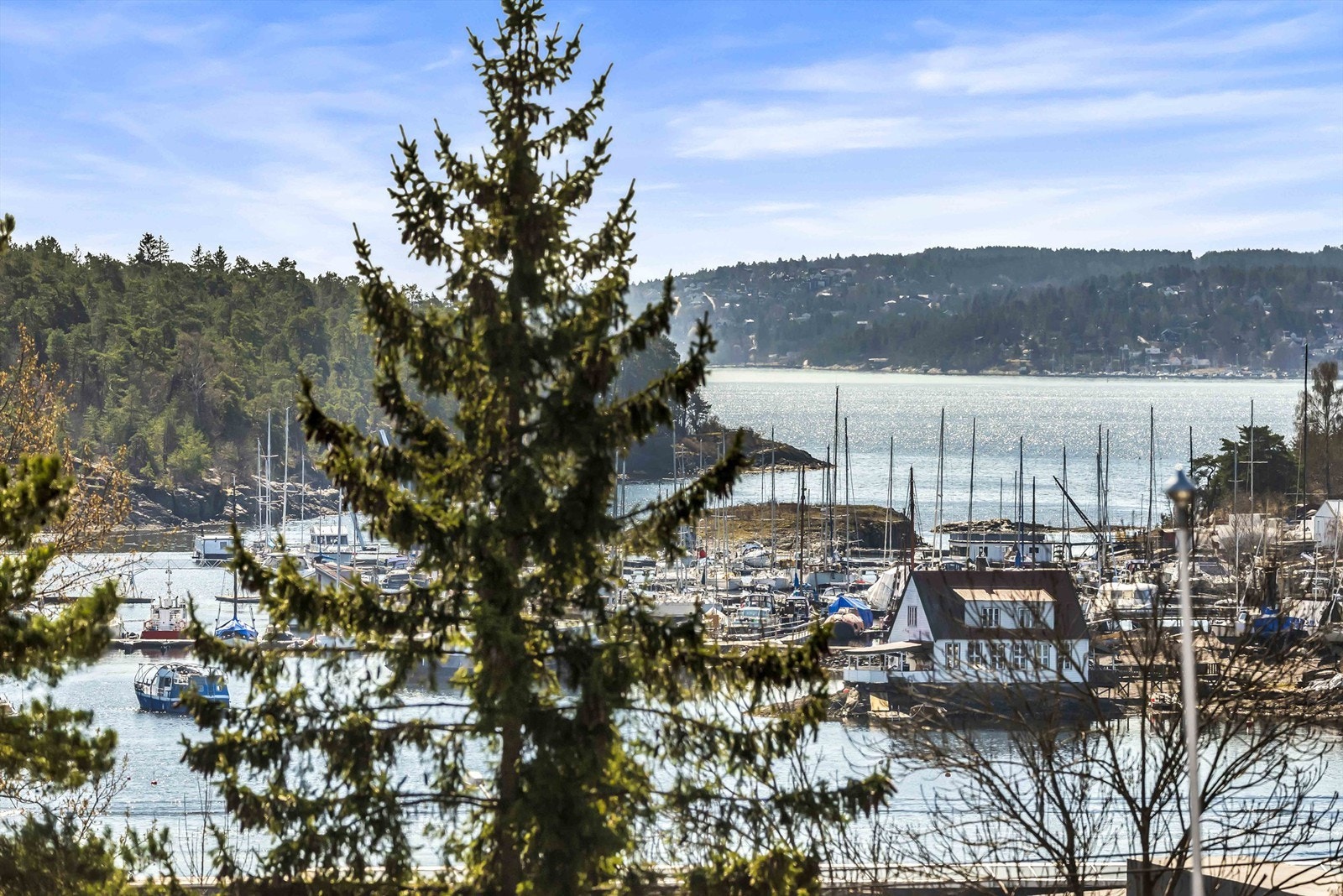 Rekkehuset har flott utsikt utover mot Bestumkilen som er kjent for hyggelig gang-/sykkelveier og båtliv. Galleribilde