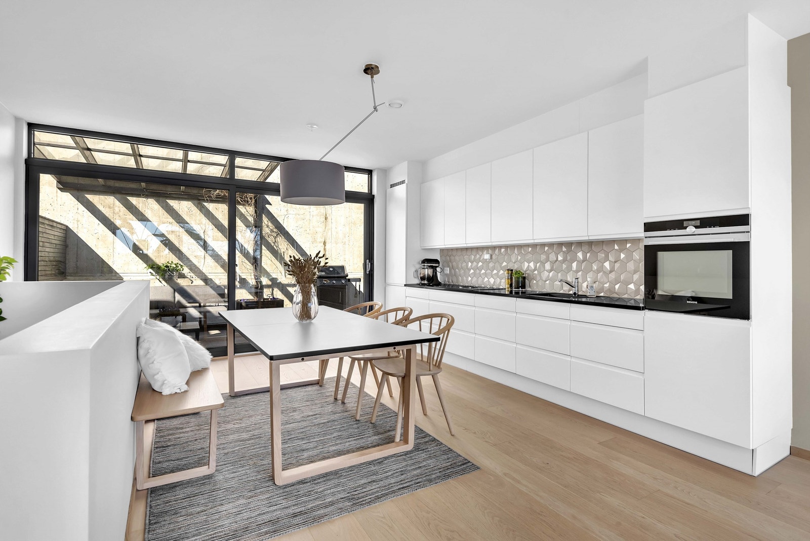 Lyst og pent kjøkken med åpen løsning mot stue. Galleribilde