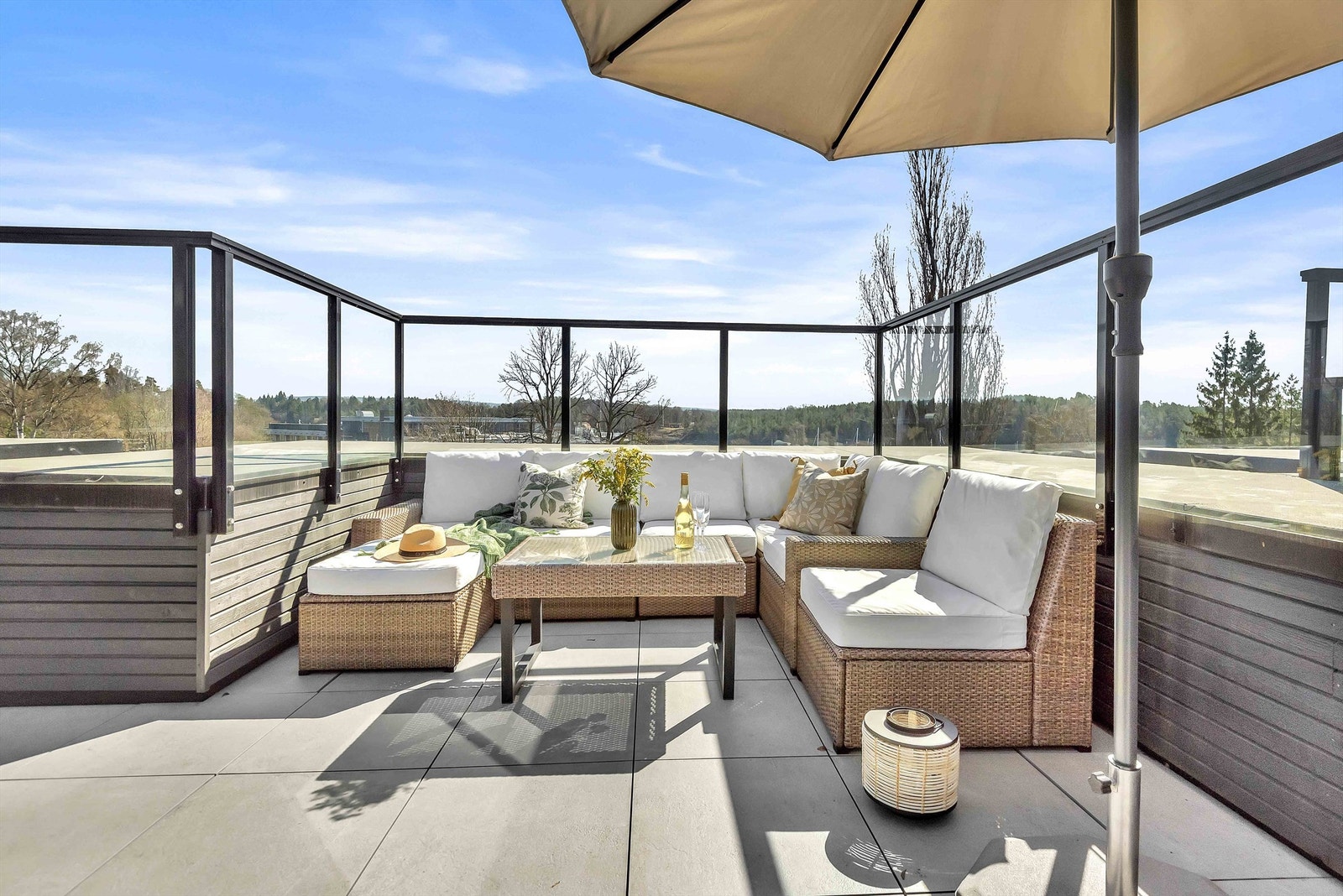 Det kan møbleres med blant annet loungegruppe, spisebord, solsenger, parasoll, grill og belysning. Galleribilde