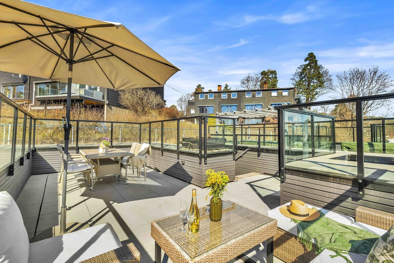 Bærende konstruksjoner av tre belagt med betongheller.
Rekkverk av stål, glass og tre. Galleribilde