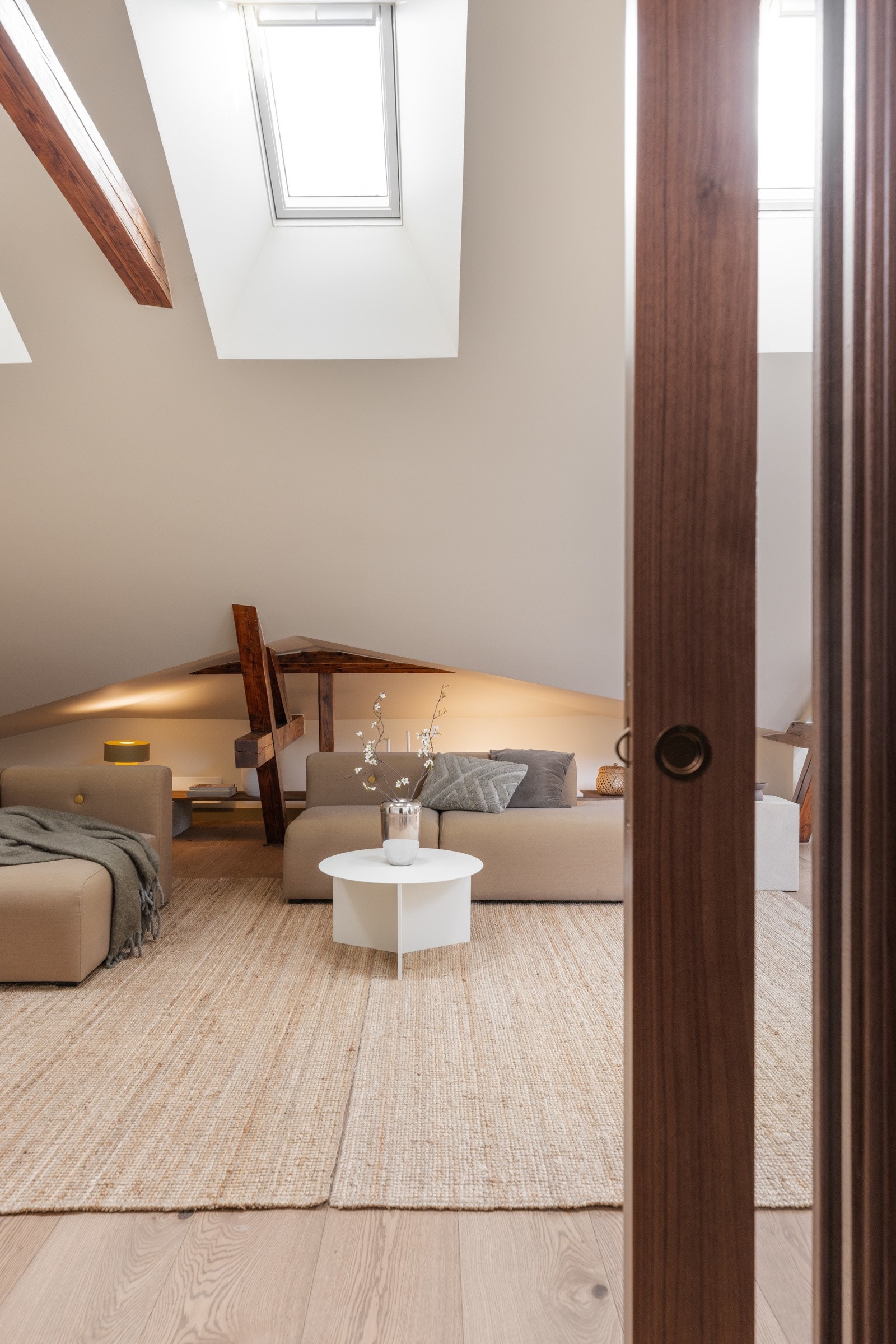 Praktisk skyvedør med pen finish mellom stue og entré. Galleribilde