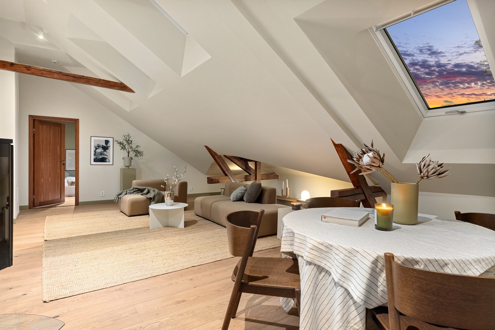 Godt med lysinnslipp fra flere store vindusflater, god romfølelse og 126 kvm i gulvareal. Galleribilde