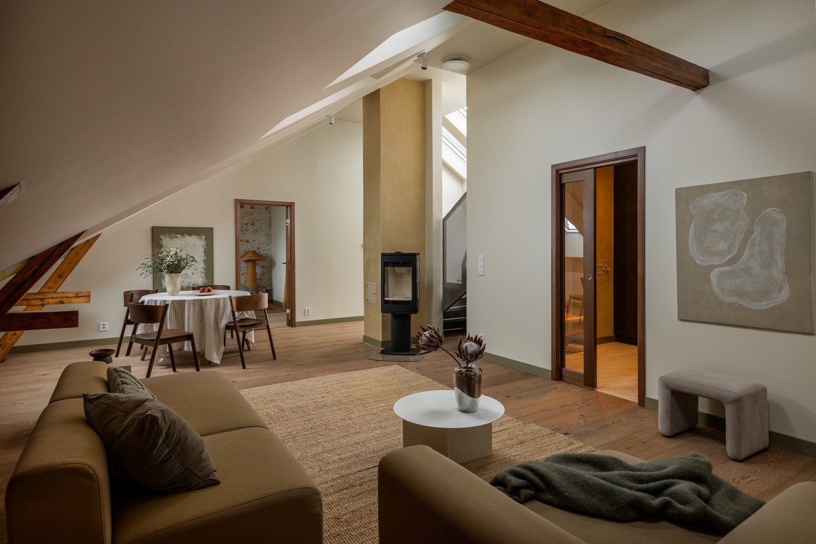 Luftig stue med gode møbleringssoner for sofagruppe, spisestue og annet ønskelig møblement. Galleribilde