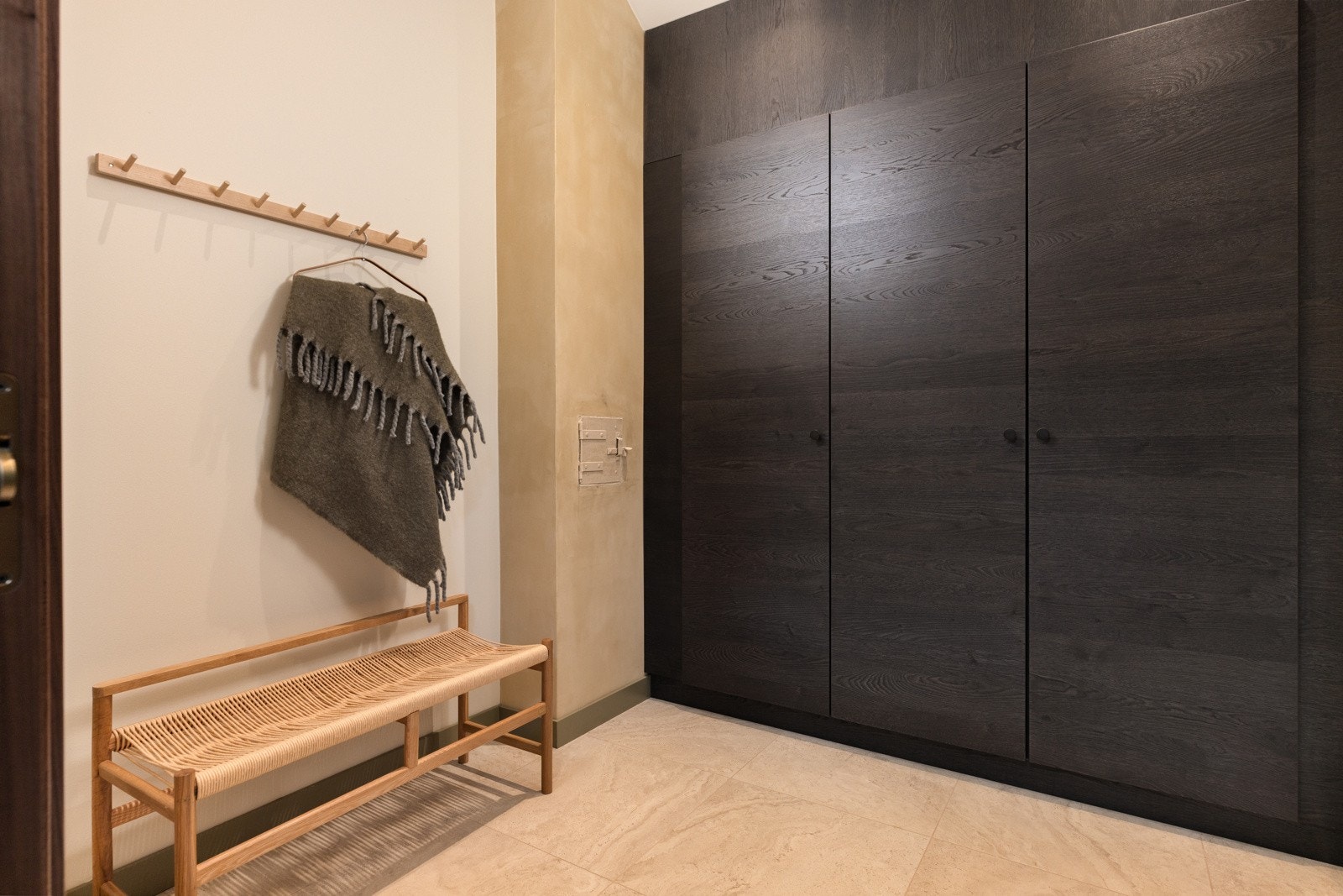 Lekre fliser på gulv som er meget praktisk på våte dager og motvirkende for slitasje. Varmekabler i gulv tilkoblet termostat. Galleribilde