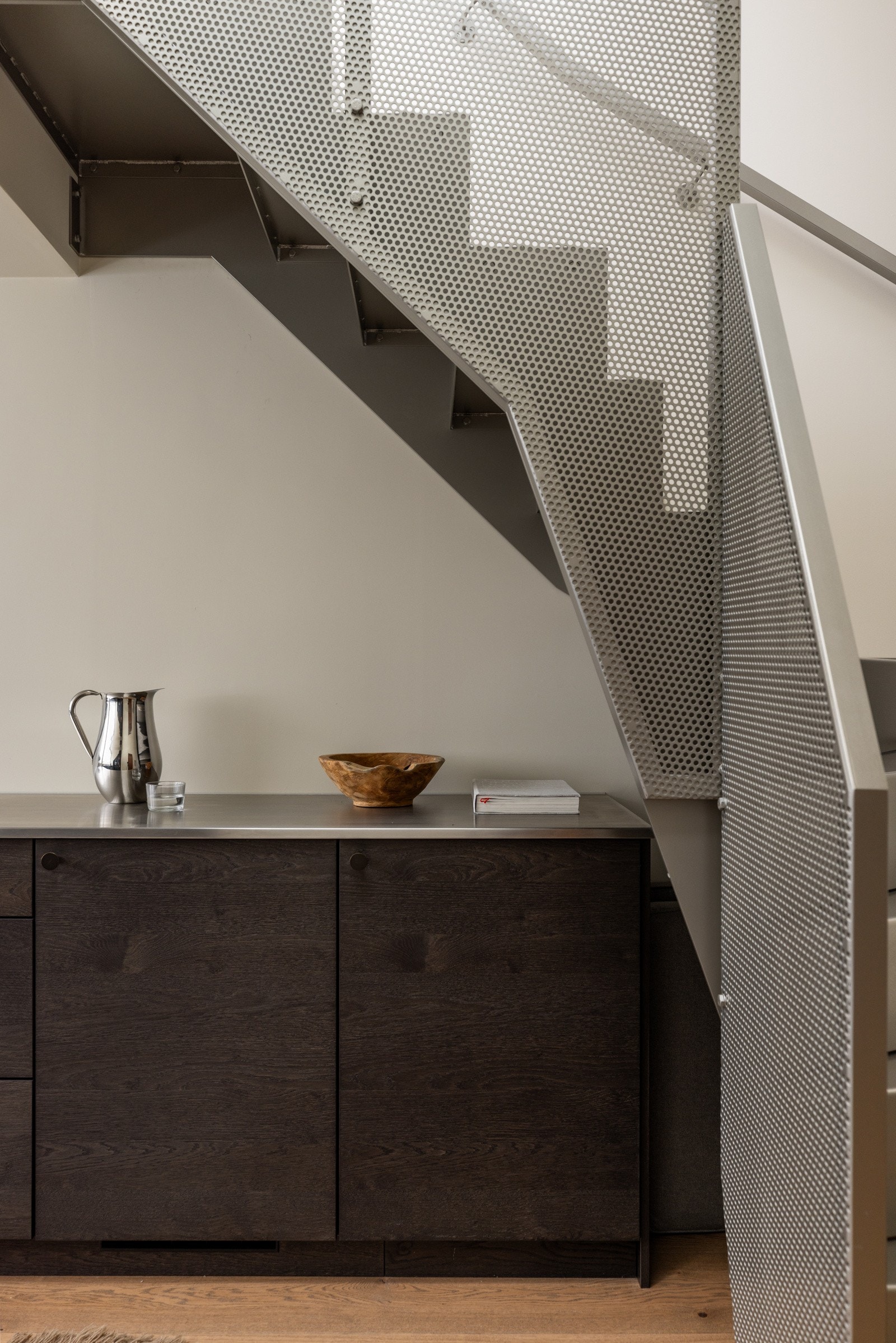 Integrerte hvitevarer som induksjontopp med integrert ventilator med avtrekk ut, stekeovn, oppvaskmaskin og kjøle/fryseskap. Hvitevarer levert av AEG og Siemens. Galleribilde