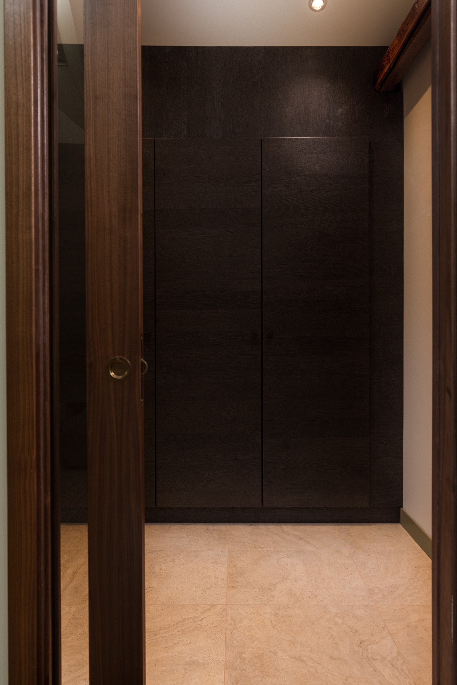 Etablert plassbygget garderobeskap i entré. Galleribilde