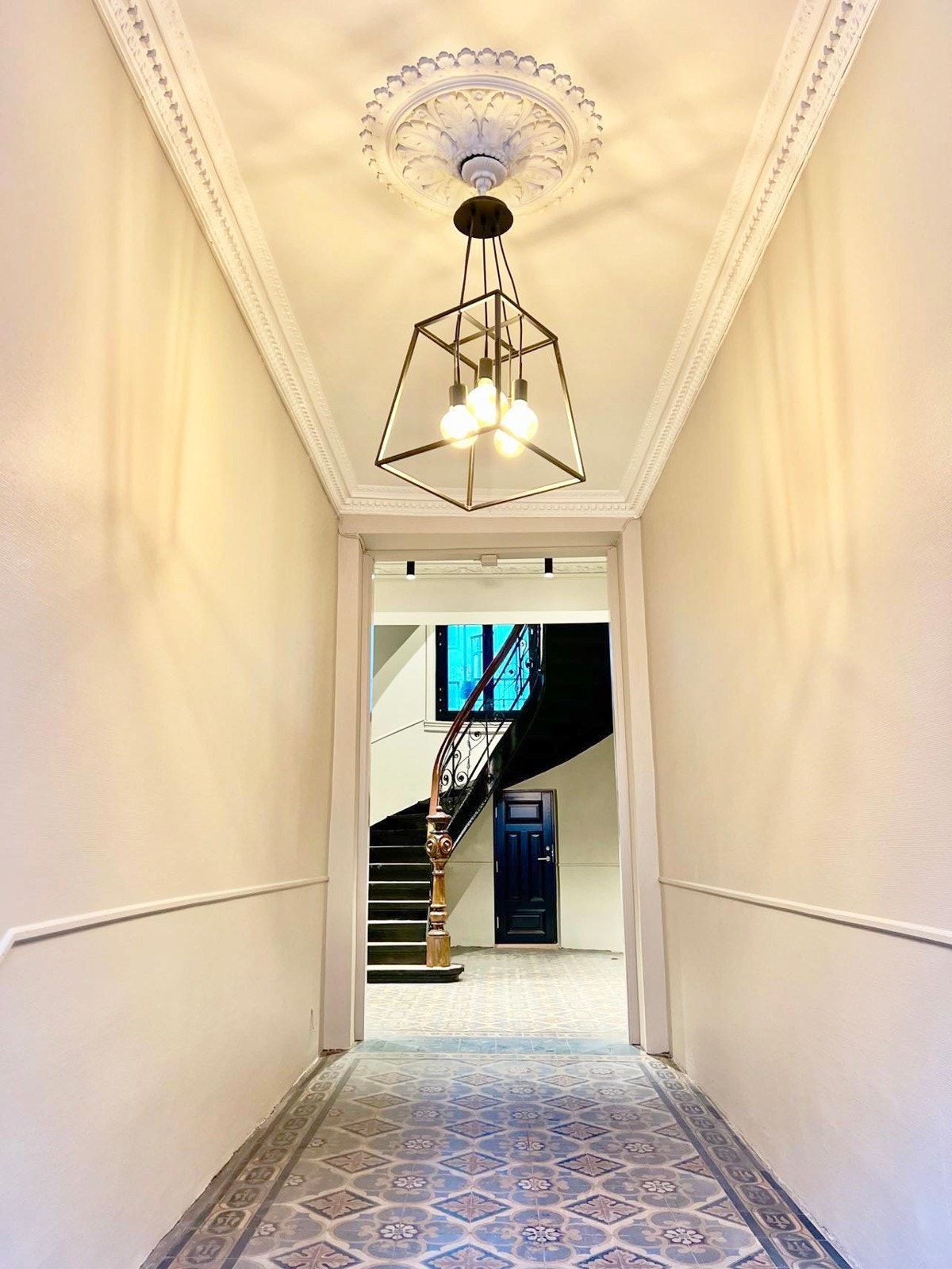 Videre har sameiet lagt nytt tak, montert nye vinduer, foretatt brannsikring i kjeller og oppganger. Galleribilde