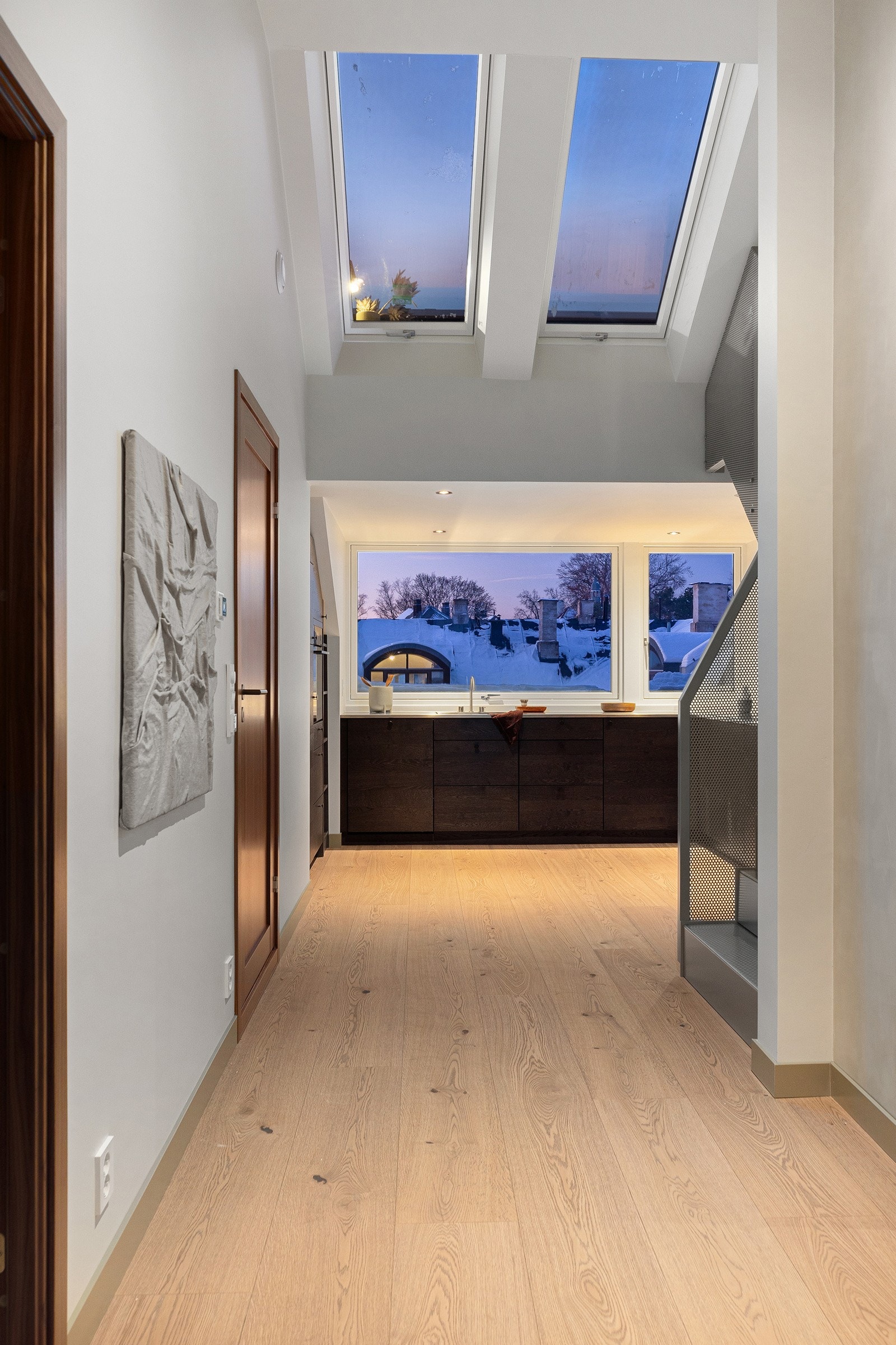 Fantastisk takoppløft med store vindusflater skaper en flott kjøkkensone. Galleribilde