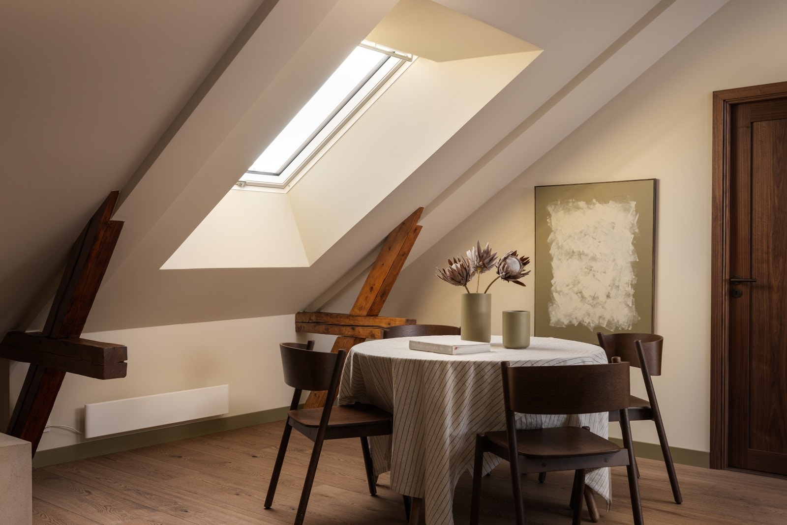 Spisestuen innbyr til hyggelige middager sammen med familie eller venner. Galleribilde