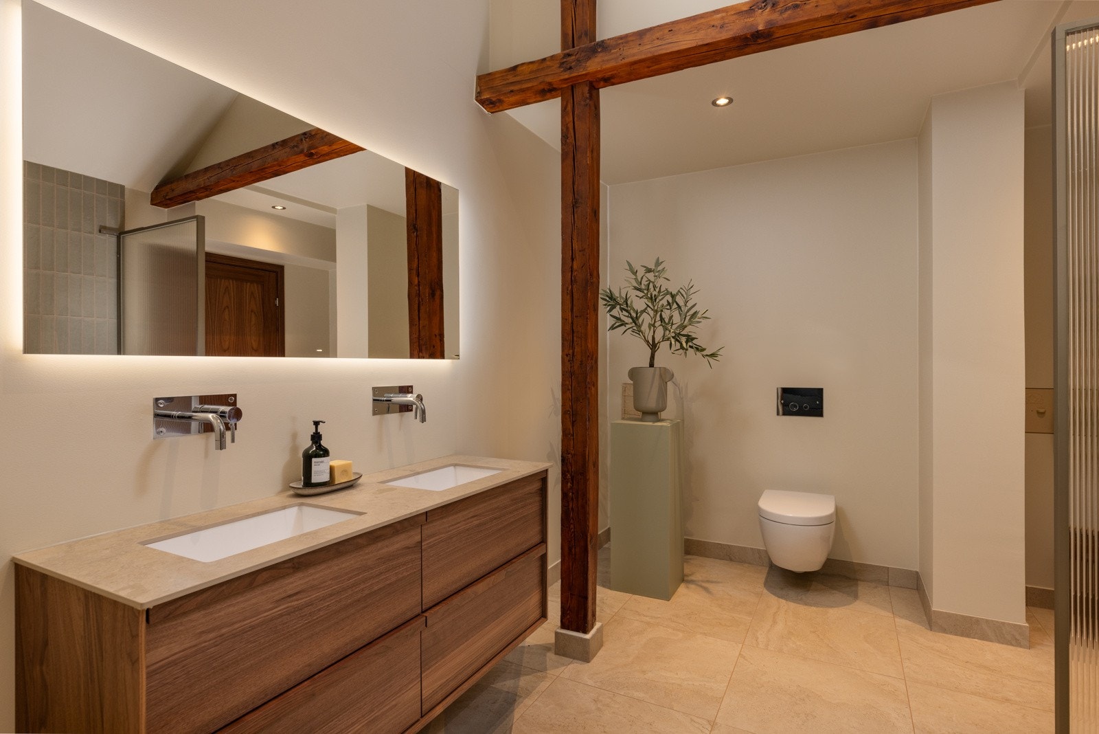 Stort, lekkert baderom med spafølelse. Galleribilde