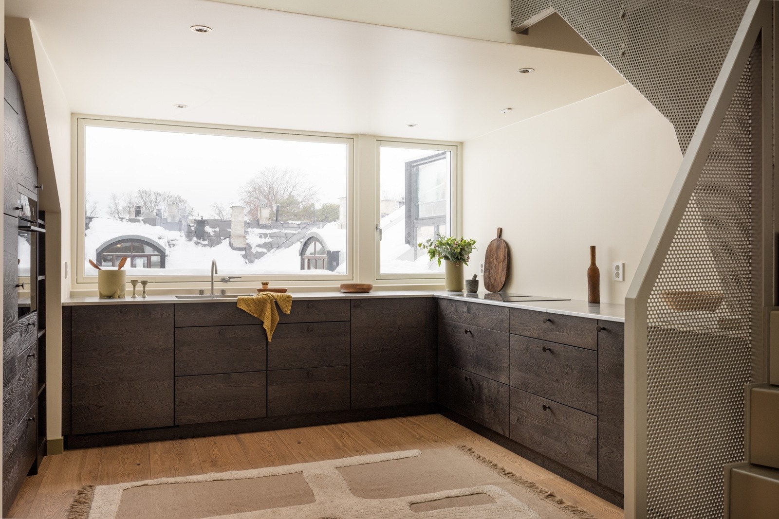 Meget innholdsrik kjøkkeninnredning levert av kvalitetsleverandøren Kvik. Galleribilde