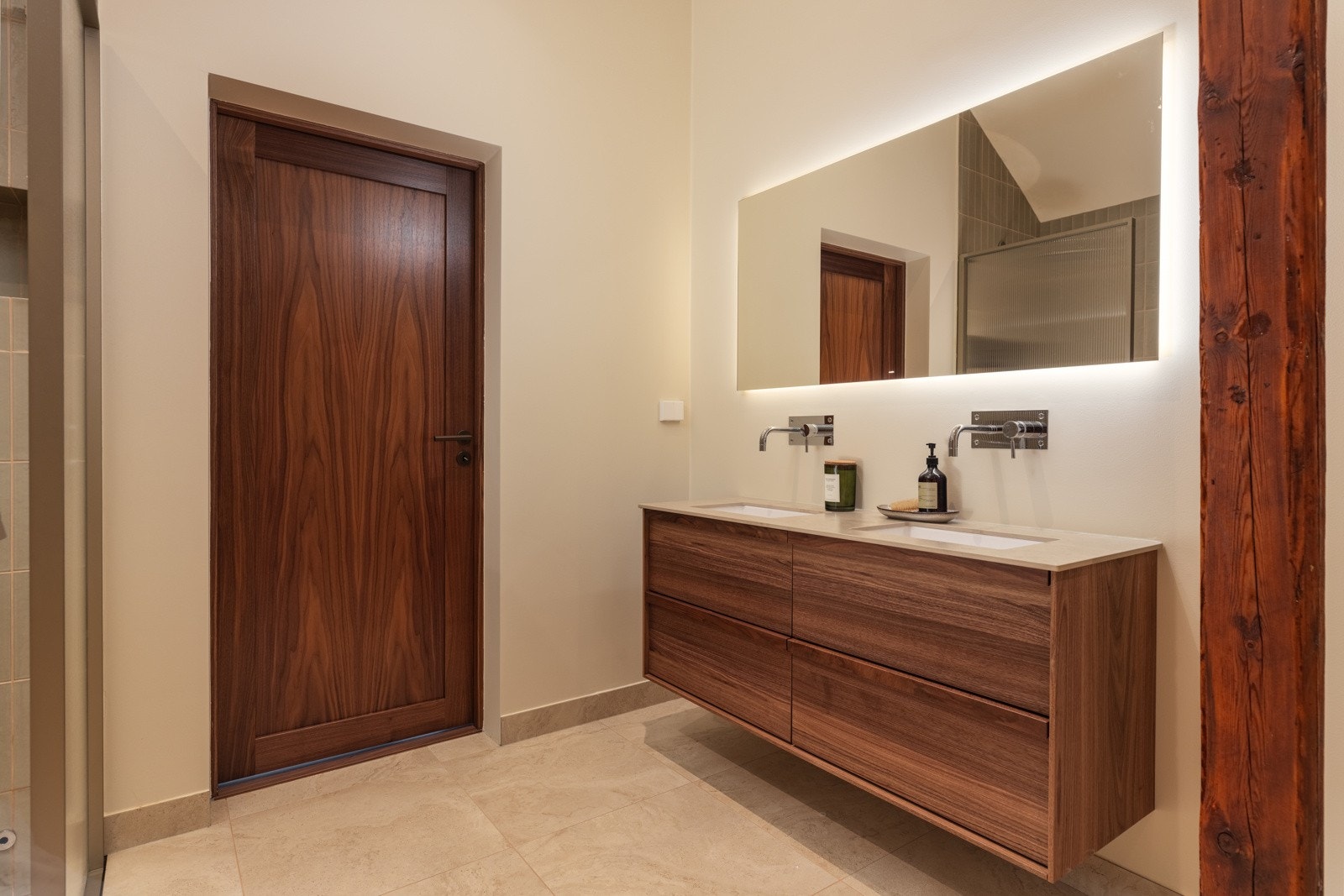 Delikat servantskap med glatte, folierte fronter og nedfelt servant av Solid surface. Tilgang til teknisk rom/vaskerom fra baderom. Her finner man opplegg for vaskemaskin/tørketrommel. Galleribilde