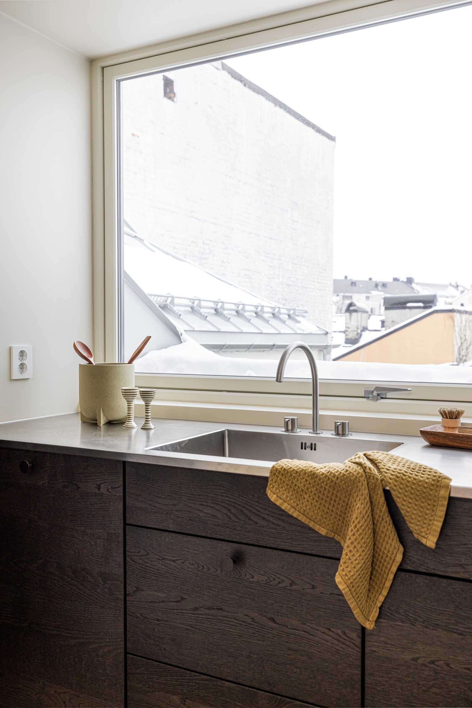 Underlimt vask med armatur fra Vola montert på Kvik touch med benkeplate i børstet stål. Galleribilde