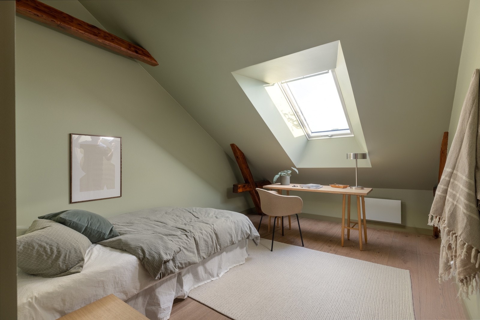 Boligens andre soverom er også av det romslige slaget. Plass til å innrede med seng, nattbord og garderobeløsninger. Galleribilde