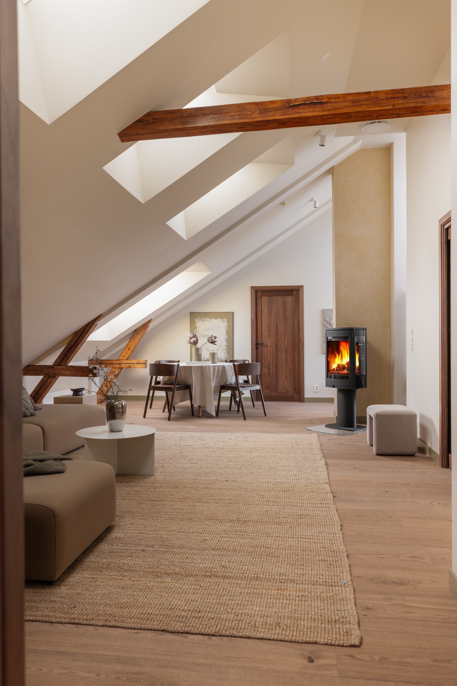 Hyggelig, ny vedovn som sørger for god atmosfære på kalde høst- og vinterkvelder. Galleribilde