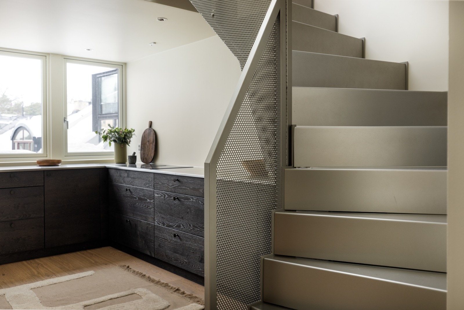 Lekker trapp av stål tar deg opp til leilighetens private takterrasse. Galleribilde